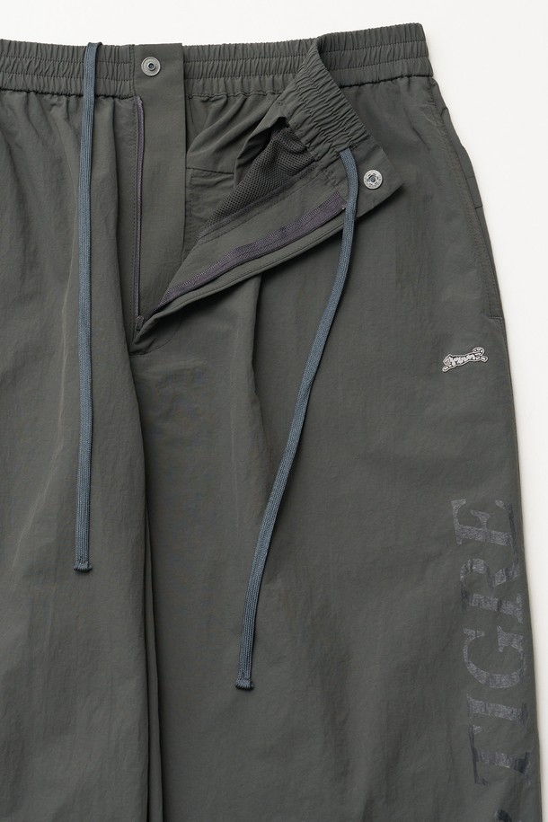 미니멀하고 스포티한 스타일의 Breeze 트레이닝 팬츠 (카키 그레이)입니다. 봄 시즌에 어울리는 릴랙스 핏 조거 스타일로, 일상과 스포츠 활동 모두에 적합합니다. 통기성이 뛰어난 메쉬 안감과 바스락거리는 나일론 소재로 제작되어 편안한 착용감을 제공합니다. 밑단 지퍼와 뒷포켓 지퍼, 레터링 투명 프린트, YKK 지퍼를 사용하여 디테일을 더했습니다. 동네 마실룩, 산책룩, 피트니스룩 등 다양한 TPO에 활용할 수 있습니다.
