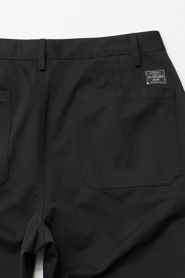 세련된 남성용 클래식 치노 팬츠(블랙)입니다. 데일리룩과 비즈니스 캐주얼에 모두 활용하기 좋은 베이직한 디자인으로, 봄, 여름 시즌에 적합합니다. 면 소재로 제작되어 탄탄한 촉감을 선사하며, 세미 벌룬 핏으로 편안하면서도 멋스러운 실루엣을 연출합니다. 투턱 디테일과 바이오 워싱 가공으로 고급스러움을 더했으며, YKK 지퍼와 브랜드 로고 각인 단추, 로고 레터링 프린트로 섬세한 디테일을 살렸습니다. 클래식, 미니멀, 캐주얼 스타일을 즐겨 입는 남성에게 추천합니다.
