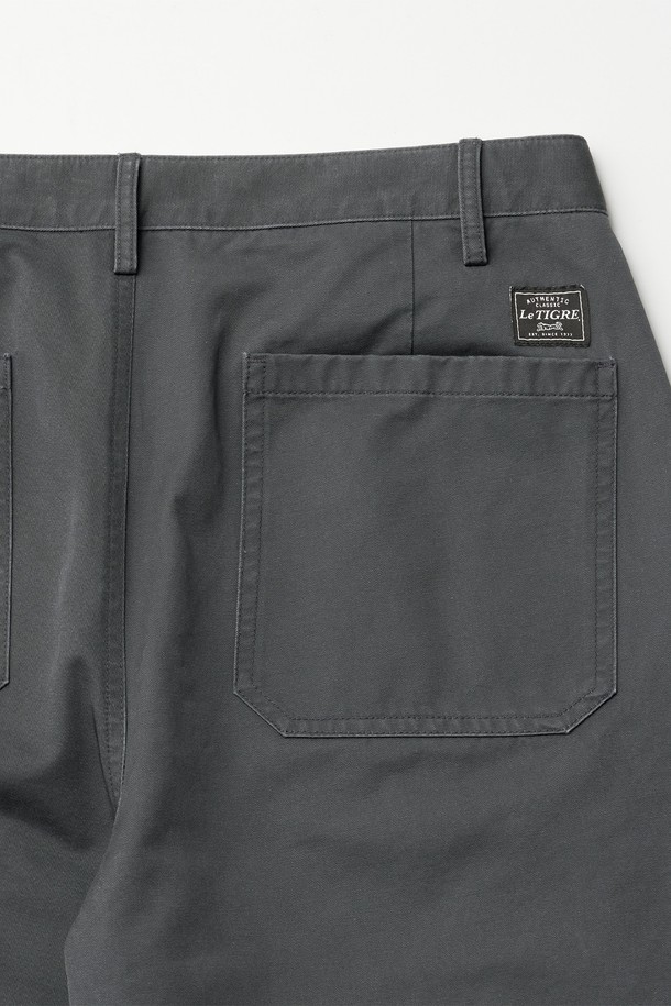 그래파이트 컬러의 클래식 치노 팬츠입니다. 데일리룩에 활용하기 좋은 베이직한 디자인으로, 봄, 여름 시즌에 적합합니다. 면 소재로 제작되어 탄탄한 촉감을 자랑하며, 세미 벌룬 핏으로 편안하면서도 스타일리시합니다. 투턱 디테일과 바이오워싱 가공으로 고급스러움을 더했으며, YKK 지퍼와 브랜드 로고 레터링, 포켓 자수 디테일로 완성도를 높였습니다. 카페룩, 쇼핑룩 등 다양한 TPO에 미니멀하고 캐주얼하게 연출해보세요.
