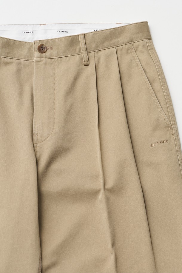 클래식 치노 팬츠 (라이트 카키)는 남성분들을 위한 베이직하고 세련된 디자인의 치노 팬츠입니다. 봄, 여름 시즌에 적합하며, 출근룩과 비즈니스 캐주얼 스타일에 잘 어울립니다. 넉넉한 루즈핏의 세미 벌룬 핏으로 편안함과 스타일리시함을 동시에 잡았습니다. 면 소재에 투 턱 디테일을 더해 클래식한 무드를 강조했으며, 바이오 워싱 처리로 부드러운 촉감을 선사합니다. YKK 지퍼, 브랜드 로고 각인 단추, 로고 레터링 프린트 등의 섬세한 디테일이 돋보이는 제품입니다.
