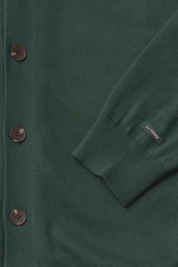 'Classic V-neck cardigan (Forest)'는 포레스트 그린 컬러의 남녀 공용 브이넥 가디건입니다. 면 100% 원사를 사용하여 부드러운 촉감을 느낄 수 있으며, 봄, 가을에 착용하기 좋습니다. 스탠다드핏으로 제작되었으며, 소매와 밑단 립조직 마감, 가슴 자수 와펜 디테일, 소맷단 포인트 라벨, 레터링 로고 각인 단추 등 섬세한 디테일이 돋보입니다. 클래식, 미니멀, 캐주얼 스타일을 즐기는 분들께 데이트룩, 카페룩, 가을 나들이룩으로 추천합니다.
