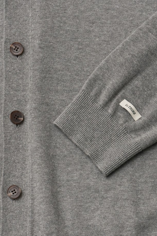 헤더 그레이 색상의 클래식 브이넥 가디건은 남성분들을 위한 베이직하고 클래식한 디자인입니다. 면 100%의 부드러운 촉감과 중간 두께감으로 봄, 가을에 활용하기 좋습니다. 12GG 조직으로 제작되었으며, 가슴 자수 와펜과 소맷단 포인트 라벨이 돋보입니다. 르티그레 레터링 로고 단추를 사용하여 디테일을 더했으며, 스탠다드핏으로 제작되어 데이트룩, 카페룩 등 다양한 스타일에 매치하기 좋습니다.
