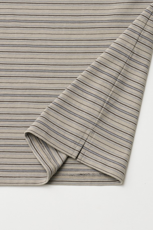 베이직한 디자인과 세련된 색감이 돋보이는 멀티 스트라이프 폴로 티셔츠 (페일 카키)입니다. 부드러운 면 소재로 제작되어 봄, 여름철 편안하게 착용 가능하며, 세미 루즈핏으로 편안한 착용감을 선사합니다. 가슴 부분의 로고 자수 와펜과 르티그레 레터링 로고 단추, 헤링본 테이프 마감 디테일이 돋보입니다. 동네 마실룩, 카페룩 등 캐주얼하고 클래식한 스타일을 연출하기 좋으며, 다양한 하의와 매치하여 미니멀한 스타일을 완성해보세요. 반소매 기장에 적당한 두께감으로 지금 바로 만나보세요.
