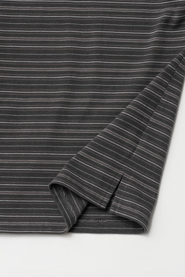 차콜 컬러의 멀티 스트라이프 폴로 티셔츠입니다. 면 소재로 제작되어 봄, 여름 시즌에 시원하고 쾌적하게 착용 가능합니다. 세미 루즈핏으로 편안함을 더하며, 캐주얼, 베이직 스타일을 연출하기 좋습니다. 헤링본 테이프 마감, 가슴 로고 자수 와펜, 르티그레 레터링 로고 단추 디테일이 특징입니다. 데이트룩, 카페룩 등 다양한 TPO에 활용할 수 있으며, 캐주얼, 클래식, 미니멀 스타일을 즐겨 입는 남성분들께 추천합니다. 반소매 기장에 적당한 두께감으로, 일상생활에서 폭넓게 활용할 수 있습니다.
