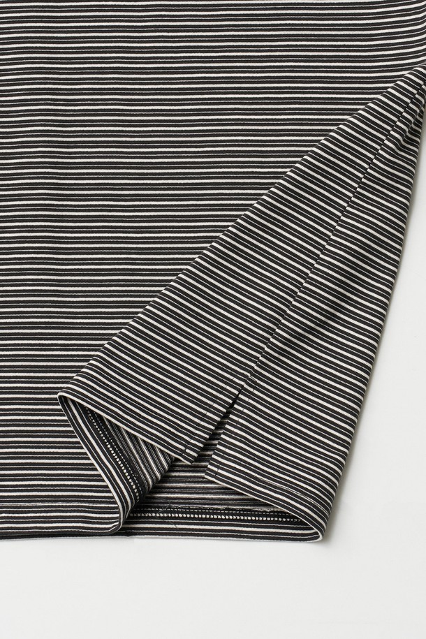 **Multi-stripe 폴로 티셔츠(블랙)**는 남성용 상의로, 데일리룩에 활용하기 좋은 아이템입니다. 봄, 여름 시즌에 적합하며, 캐주얼 및 베이직 스타일을 연출할 수 있습니다. 세미 루즈핏의 레귤러 기장으로 편안하게 착용 가능하며, 블랙 컬러 바탕에 스트라이프 패턴이 돋보입니다. 면 소재로 제작되어 탄탄한 촉감을 선사하며, 헤링본 테이프 마감과 가슴 로고 자수 와펜, 르티그레 레터링 로고 단추로 포인트를 더했습니다. 산책룩, 카페룩과 같은 TPO에 잘 어울리며, 캐주얼, 클래식, 미니멀 스타일을 선호하는 분들께 추천합니다.
