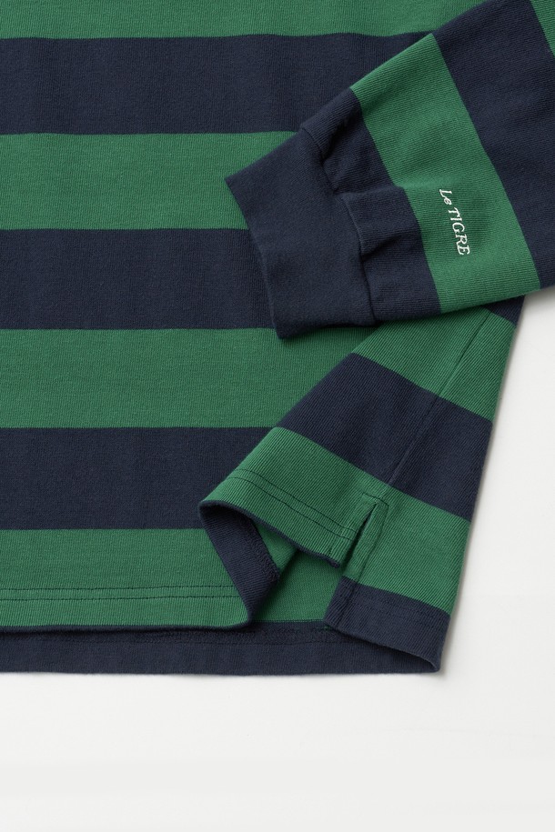 네이비-그린 컬러 배색의 럭비 스트라이프 긴소매 티셔츠입니다. 면 소재로 제작되어 부드러운 촉감을 선사하며, 적당한 두께감으로 간절기부터 봄까지 활용하기 좋습니다. 캐주얼, 레트로 스타일을 연출하며, 우븐 카라와 가슴 자수 와펜, 소맷단 직자수 디테일로 포인트를 더했습니다. 밑단 트임과 헤링본테잎 마감, 로고 각인 단추 등 섬세한 마감 처리가 돋보입니다. 일상, 동네 마실룩, 봄 소풍룩에 잘 어울리는 아이템입니다.
