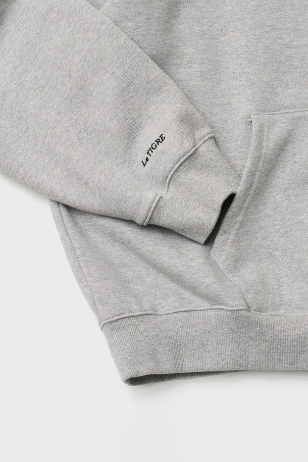 캠퍼스 후디 풀오버 (헤더 그레이)는 부드러운 촉감의 CP쭈리 면 원단을 사용하여 제작된 후드티입니다. 텐타/워싱 덤블가공으로 변형을 최소화했으며, 안료 프린트와 로고 직자수 디테일이 특징입니다. 헤링본 테이프 마감과 갈라상봉 스티치로 꼼꼼하게 마감했습니다. 루즈핏으로 편안하게 착용 가능하며, 봄, 가을, 겨울에 동네 마실룩이나 데일리룩, 캐주얼, 스트리트, 미니멀 스타일로 연출하기 좋습니다.
