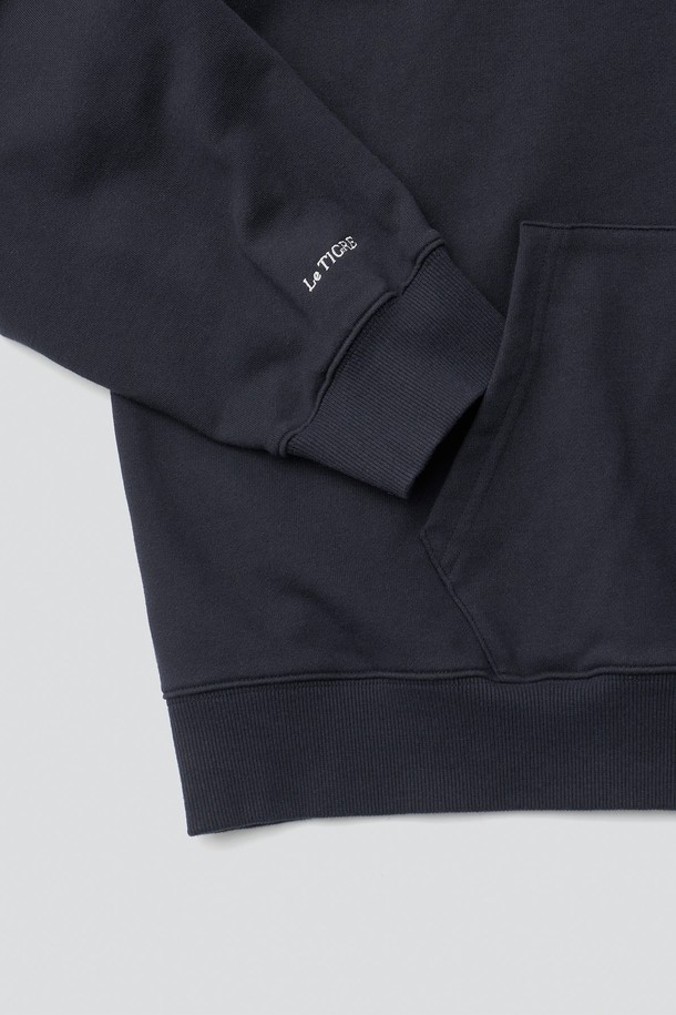 네이비 컬러의 Campus 후디 풀오버입니다. CP쭈리 소재를 사용하여 부드러운 촉감을 선사하며, 텐타/워싱 덤블 가공으로 변형을 최소화했습니다. 로고와 프린트 디자인이 돋보이며, 안료 프린팅과 로고 직자수로 포인트를 더했습니다. 헤링본 테이프 마감과 갈라상봉 스티치로 퀄리티를 높였으며, 루즈핏으로 편안한 착용감을 제공합니다. 봄, 가을, 겨울 일상, 집콕룩, 겨울 데일리룩, 산책룩, 캐주얼 및 스트리트 스타일을 연출하기 좋습니다.
