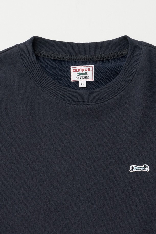 클래식 아플리케 스웨트셔츠(네이비)는 남성용으로, 캐주얼, 미니멀, 클래식 스타일을 추구하는 분들께 적합합니다. 부드러운 면 소재로 제작되어 편안한 착용감을 선사하며, 두꺼운 두께감으로 겨울철 데일리룩에 따뜻함을 더합니다. 루즈핏 라운드넥 디자인과 긴 소매 기장으로 편안함을 강조했으며, 아플리케 디테일과 자수 와펜, 헤링본 테이프 마감, 갈라상봉 스티치가 특징입니다. 네이비 컬러에 로고와 레터링 패턴이 돋보이는 베이직한 스웨트셔츠입니다.
