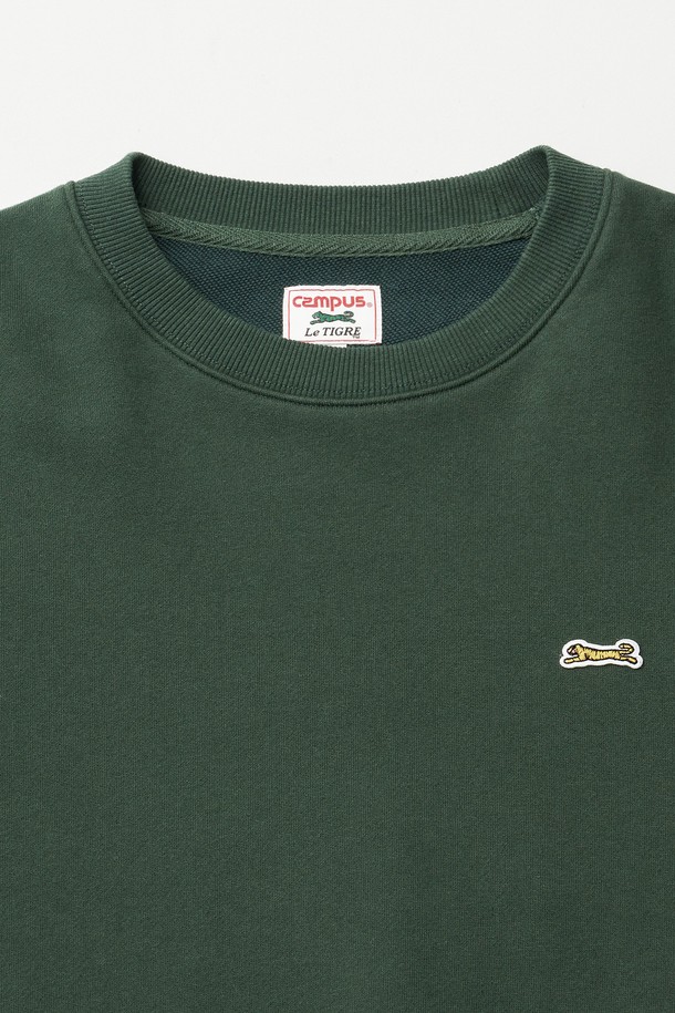 클래식 아플리케 스웨트셔츠 (포레스트 그린)는 포근하고 부드러운 면 소재로 제작되어 봄, 가을, 겨울 시즌에 활용하기 좋습니다. 넉넉한 루즈핏에 라운드넥 디자인으로 편안한 착용감을 선사하며, 두꺼운 두께감으로 따뜻함을 더했습니다. 가슴 자수 와펜, 소매 직자수, 후면 레터링 아플리케 디테일이 돋보이며, 헤링본 테이프 마감으로 고급스러움을 더했습니다. 데일리룩, 집콕 패션 등 캐주얼하고 미니멀한 스타일을 연출하기 좋은 아이템입니다.
