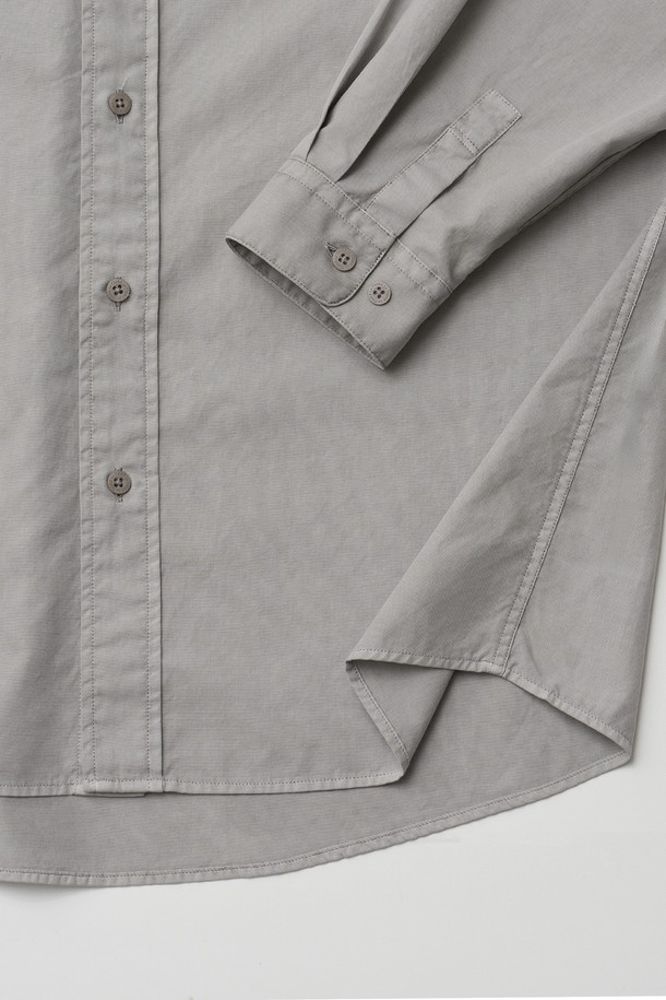 옥스포드 오버다잉 셔츠 (더스티 그레이)는 남성용 셔츠로, 빈티지하면서도 베이직한 스타일을 연출합니다. 차이나칼라에 레귤러 기장으로 제작되었으며, 사계절 내내 활용 가능한 중간 두께감의 면 소재입니다. 가먼트 다잉 처리로 은은한 컬러감을 살렸으며, 가슴 포켓과 브랜드 로고 자수, 로고 각인 버튼이 디자인의 포인트입니다. 출근룩이나 비즈니스 캐주얼, 클래식, 미니멀, 캐주얼 스타일 모두 소화 가능하여 활용도가 높습니다. 긴 소매의 베이직핏 셔츠로, 데일리하게 착용하기 좋습니다.
