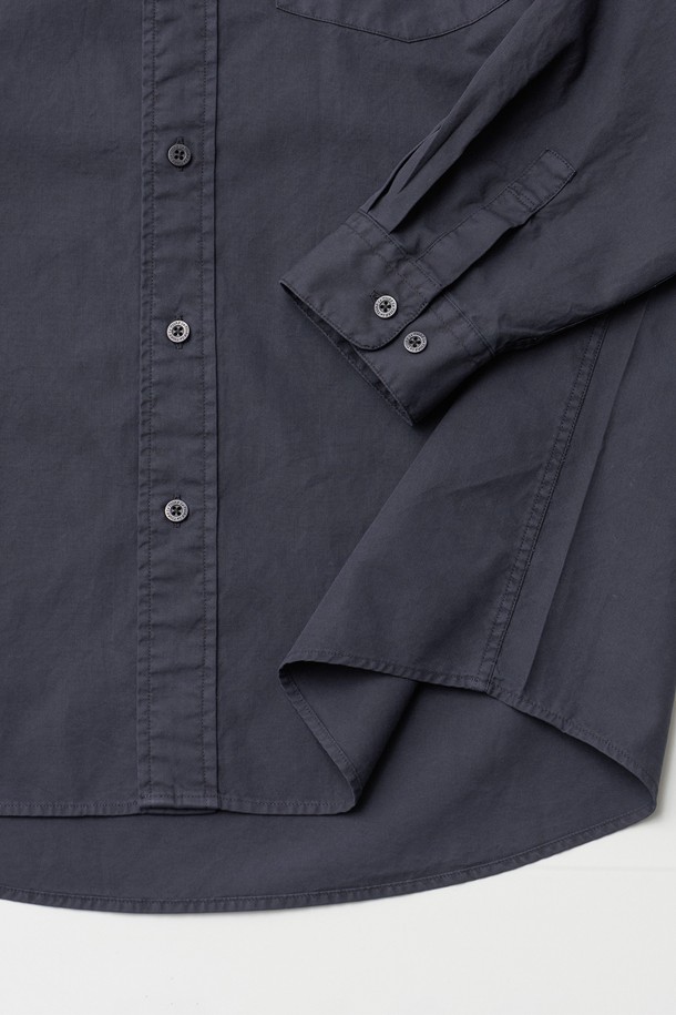 옥스포드 오버다잉 셔츠 (인디고)는 남성용 셔츠로, 베이직하고 빈티지한 스타일을 연출합니다. 40수 옥스포드 면 원단에 가먼트 다잉 처리를 하여 자연스러운 색감과 부드러운 촉감을 제공합니다. 차이나 칼라, 베이직 핏, 긴 소매 기장으로 제작되었으며, 비즈니스 캐주얼 및 출근룩에 잘 어울립니다. 가슴 포켓의 로고 자수와 로고 각인 단추가 디자인의 완성도를 높입니다. 클래식, 미니멀, 캐주얼 스타일에 모두 활용 가능한 사계절용 셔츠입니다.
