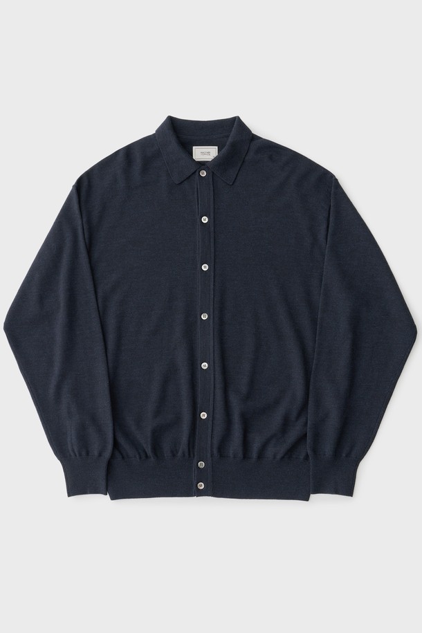 미드 그레이 컬러의 트로피컬 폴로 니트 풀오버입니다. 봄, 여름 시즌에 어울리는 얇은 두께의 면 혼방 소재로 제작되어 통기성이 우수하며, 부드러운 촉감을 선사합니다. 베이직하고 캐주얼한 스타일로 데이트룩, 카페룩 등 다양한 TPO에 활용하기 좋습니다. 반소매, 폴로 카라 디자인에 세미 루즈핏으로 편안한 착용감을 제공하며, 14GG / PLAIN 조직, 립조직 소매단과 밑단 디테일로 완성도를 높였습니다. 홍콩 공장에서 제작되었습니다.
