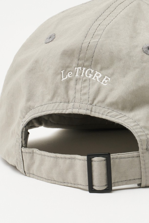 서브라임 볼캡 (라이트 그레이)은 캐주얼, 미니멀, 스트리트 스타일을 즐기는 분들을 위한 볼캡입니다. 면 소재로 제작되어 부드러운 촉감을 선사하며, 봄, 여름, 가을 시즌에 착용하기 좋습니다. 모자 깊이 10cm, 챙 넓이 7cm로 편안한 착용감을 제공하며, 전면부 호랑이 자수와 후면부 레터링 자수 디테일이 특징입니다. 백 스트랩끈으로 사이즈 조절이 가능하여, 동네 마실룩이나 산책룩에 포인트를 더할 수 있습니다.
