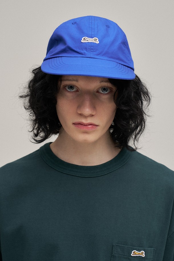 로얄 블루 컬러의 "서브라임" 볼캡입니다. 봄, 여름, 가을 계절에 착용하기 좋으며, 일상생활에서 캐주얼하게 연출하기 좋습니다. 호랑이 자수 와펜과 레터링 직자수가 포인트로, 챙 길이 7cm, 모자 깊이 10cm로 디자인되었습니다. 백 스트랩 끈으로 사이즈 조절이 가능하여 편안하게 착용할 수 있습니다. 동네 마실룩, 산책룩, 여행룩 등 다양한 TPO에 맞춰 캐주얼, 미니멀, 스트리트 스타일을 완성해보세요.
