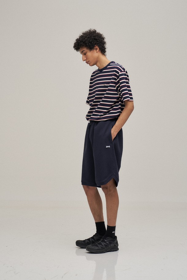 네이비 컬러의 클래식 스웻 쇼츠입니다. 부드러운 면 소재로 제작되어 편안한 착용감을 선사하며, 봄, 여름 시즌에 활용하기 좋습니다. 루즈핏과 오버핏으로 디자인되어 캐주얼하고 스포티한 스타일을 연출하며, 워싱 처리로 자연스러운 느낌을 더했습니다. 활동성을 높이는 사이드 슬릿 디테일이 돋보이며, 밴딩 처리된 허리 부분은 편안한 착용감을 제공합니다. 동네 마실룩, 여행룩, 집콕룩 등 다양한 TPO에 맞춰 미니멀하고 세련된 스타일을 완성해보세요.
