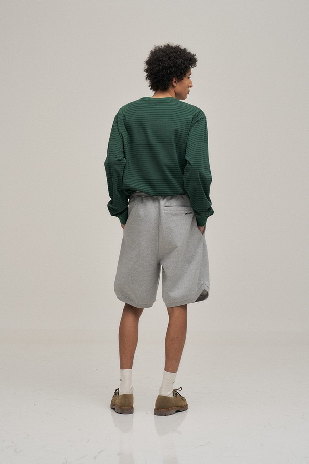 헤더 그레이 색상의 클래식 스웻 쇼츠입니다. 면 소재로 제작되어 부드러운 촉감을 선사하며, 중간 두께감으로 봄, 가을에 착용하기 좋습니다. 오버핏과 루즈핏으로 편안한 착용감을 제공하며, 밴딩 처리된 허리와 워싱 가공으로 자연스러운 멋을 더했습니다. 사이드 슬릿 디테일로 활동성을 높였으며, 캐주얼, 스포티, 미니멀 스타일을 연출하기에 적합합니다. Classic Applique sweatshirt와 함께 셋업으로 스타일리시하게 코디할 수 있습니다.
