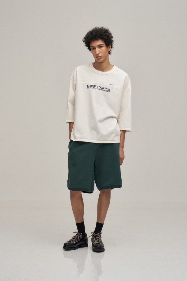 포레스트 그린 컬러의 클래식 스웻 쇼츠입니다. 면 소재로 제작되어 부드러운 촉감을 선사하며, 오버핏으로 편안한 착용감을 제공합니다. 일상, 집콕, 산책 등 다양한 TPO에 활용하기 좋으며, 캐주얼, 스포티, 미니멀 스타일을 연출할 수 있습니다. 워싱 처리와 사이드 슬릿 디테일이 돋보이며, 셋업으로도 활용 가능하여 활용도가 높습니다. 봄, 가을 시즌에 적합한 아이템입니다.
