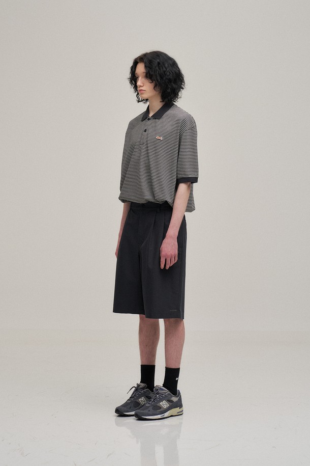 "Two Tuck Banded Shorts (Almost Black)"는 편안함과 스타일을 동시에 잡은 남성용 반바지입니다. 부드러운 촉감의 소재로 제작되어 여름철에도 시원하게 착용 가능하며, 루즈핏 와이드 실루엣으로 트렌디한 핏을 연출합니다. 투턱 디자인과 허리 밴딩 디테일로 편안한 착용감을 제공하며, YKK 지퍼를 사용하여 내구성을 높였습니다. 워싱 처리된 무지 블랙 컬러로 캐주얼, 미니멀, 클래식 등 다양한 스타일을 소화할 수 있으며, 동네 마실룩, 휴가룩, 바캉스룩에 제격입니다.
