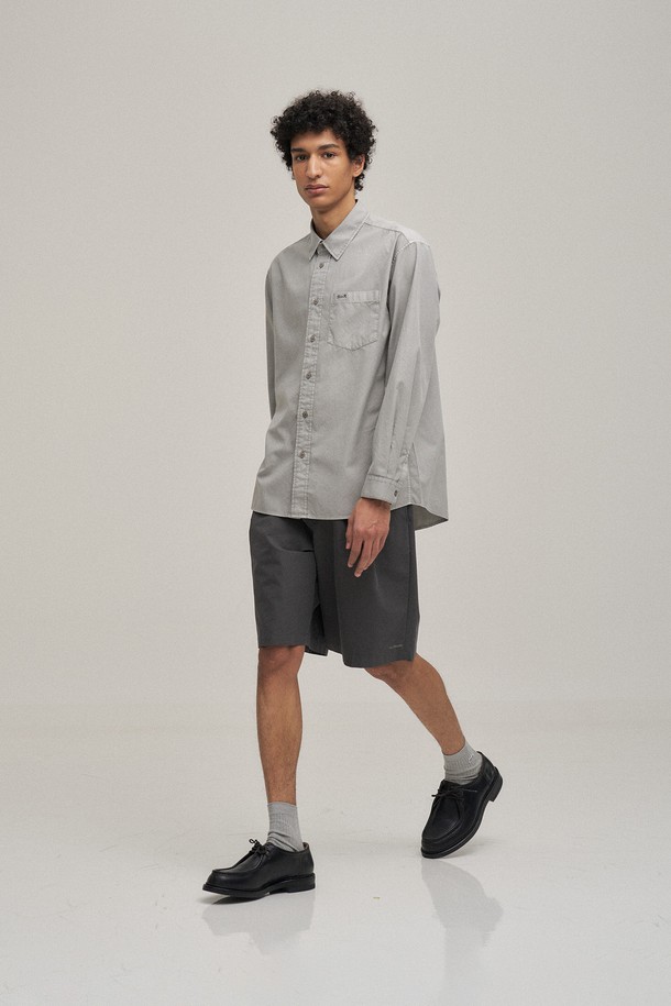 그래파이트 컬러의 투턱 밴딩 반바지입니다. 사각거리는 촉감의 여름용 남성 반바지로, 베이직하고 캐주얼한 스타일을 연출합니다. 와이드핏으로 편안함을 더했으며, YKK 지퍼와 워싱 처리를 통해 완성도를 높였습니다. 동네 마실룩이나 여행룩에 활용하기 좋으며, 캐주얼, 미니멀, 클래식 스타일을 즐기는 분들께 추천합니다.
