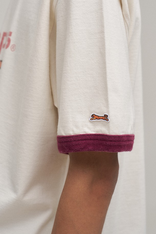 캠퍼스 오버다잉 링거 티셔츠 (에그쉘)는 남성용 티셔츠로, 빈티지하면서도 캐주얼한 스타일을 연출합니다. 16수 코튼 100% 소재에 가먼트 다잉 기법을 적용하여 자연스러운 색감과 부드러운 착용감을 선사합니다. 링거 티셔츠 디자인으로 포인트를 더했으며, 봄, 여름 시즌에 동네 마실룩이나 여행룩으로 활용하기 좋습니다. 스탠다드핏에 라운드넥, 반소매 기장으로 제작되었으며, 구김이 적고 세탁 후에도 복원력이 뛰어납니다. 에그쉘과 버건디 두 가지 색상으로 만나보세요.
