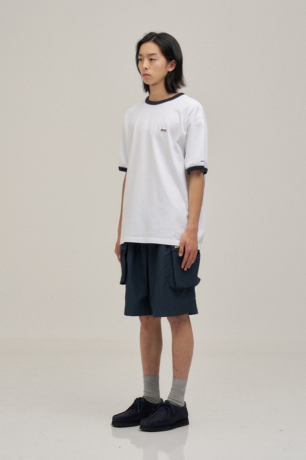 오프 화이트 색상의 클래식 링거 티셔츠입니다. 16수 코튼 100% 소재로 제작되어 부드러운 촉감과 편안한 착용감을 선사하며, 일상복으로 활용하기 좋습니다. 스탠다드핏에 레귤러 기장으로, 남녀 모두에게 잘 어울리는 디자인입니다. 구김이 적고, 세탁 후에도 복원력이 뛰어나며, 수축 및 변형 걱정 없이 오랫동안 즐겨 입을 수 있습니다. 캐주얼 및 미니멀 스타일을 선호하는 분들께 추천하며, 동네 마실룩이나 여행룩으로 활용하기 좋습니다.
