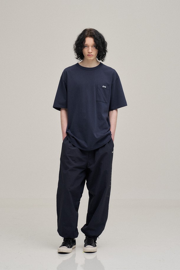 네이비 컬러의 클래식 포켓 티셔츠입니다. 면 소재로 제작되어 봄, 여름 시즌에 편안하게 착용하기 좋으며, 스탠다드핏과 라운드넥 디자인으로 베이직하고 캐주얼한 스타일을 연출합니다. 가볍게 동네 마실을 나가거나 카페에서 여유를 즐길 때 멋스럽게 코디할 수 있습니다. 심플한 무지 디자인에 포켓 디테일을 더해 미니멀하면서도 클래식한 무드를 더했습니다. 반소매 기장으로 활동성이 뛰어나 데일리룩으로 활용하기 좋습니다.
