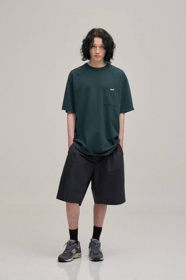 포레스트 컬러의 클래식 포켓 티셔츠입니다. 16수 코튼 100% 소재로 제작되어 부드러운 촉감과 편안한 착용감을 선사합니다. 구김이 적고 세탁 후 복원력이 뛰어나며, 수축이나 변형 없이 오랫동안 깔끔하게 유지됩니다. 스탠다드핏과 라운드넥 디자인으로 어떤 스타일에도 잘 어울리는 베이직하고 캐주얼한 아이템입니다. 톤온톤 포레스트 그린 컬러는 일상은 물론 동네 마실룩에도 자연스럽게 녹아듭니다.
