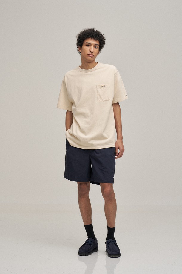 아이보리 컬러의 "클래식 포켓 티셔츠"입니다. 남성용 티셔츠로, 봄과 여름에 가볍게 입기 좋습니다. 베이직하고 캐주얼한 스타일로 데이트룩, 동네 마실룩 등 다양한 TPO에 활용할 수 있습니다. 면 소재로 제작되어 부드러운 착용감을 느낄 수 있으며, 스탠다드 핏으로 편안하게 착용 가능합니다. 라운드넥 반소매 디자인에 포켓 디테일을 더해 실용성을 높였으며, 구김이 적고 복원력이 뛰어납니다. 캐주얼, 미니멀, 클래식 스타일을 즐겨 입는 분들께 추천합니다.
