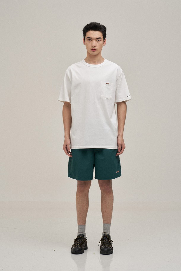 클래식 포켓 티셔츠 (오프 화이트)는 베이직하고 캐주얼한 스타일을 선호하는 남성 고객을 위한 데일리 티셔츠입니다. 부드러운 촉감의 16수 면 100% 소재로 제작되어 편안한 착용감을 제공하며, 봄, 여름 시즌에 적합합니다. 스탠다드핏 라운드넥 디자인에 무지 패턴으로 깔끔함을 더했으며, 포켓 디테일이 포인트입니다. 구김이 적고 세탁 후 복원력이 뛰어나 실용적이며, 수축이나 변형 걱정 없이 오래 입을 수 있습니다. 동네 마실룩, 카페룩 등 편안한 스타일 연출에 제격입니다.
