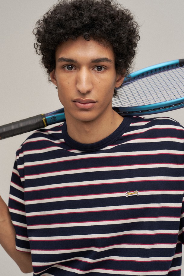 네이비 컬러의 멀티 스트라이프 패턴이 돋보이는 남성용 반팔 티셔츠입니다. 면 100% 소재로 제작되어 부드러운 촉감을 선사하며, 얇은 두께감으로 봄, 여름 시즌에 시원하게 착용하기 좋습니다. 스탠다드핏으로 편안한 착용감을 제공하며, 라운드넥 디자인으로 어떤 스타일에도 잘 어울립니다. 워싱 처리로 자연스러운 멋을 더했으며, 레이어드하여 다양한 스타일을 연출할 수 있습니다. 산책룩, 여행룩 등 캐주얼하고 스포티한 스타일을 즐겨보세요.
