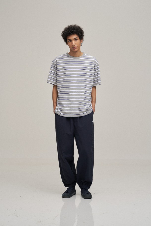 헤더 그레이 컬러의 멀티 스트라이프 반팔 티셔츠입니다. 부드러운 촉감의 면 100% 소재로 제작되어 편안한 착용감을 선사하며, 얇은 두께로 봄, 여름 시즌에 시원하게 입기 좋습니다. 베이직하고 캐주얼한 스타일로, 데일리룩은 물론 동네 마실룩이나 봄 소풍룩으로도 활용하기 좋습니다. 스탠다드 핏에 라운드넥 디자인이며, 워싱 처리로 자연스러운 멋을 더했습니다. 레이어드하여 다양한 스타일을 연출할 수 있는 활용도 높은 아이템입니다.
