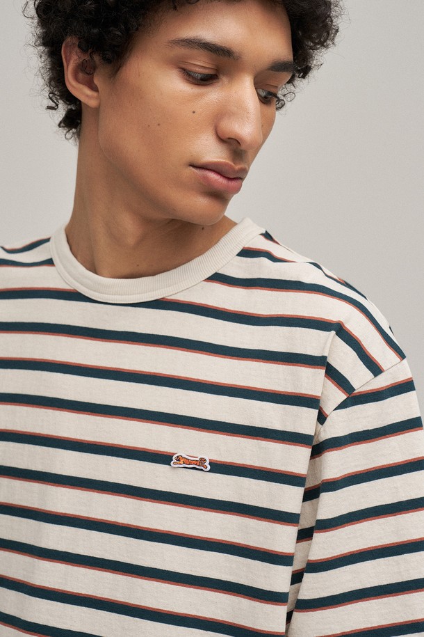 에크루 컬러의 멀티 스트라이프 패턴이 돋보이는 남성용 반팔 티셔츠입니다. 부드러운 촉감의 면 100% 소재로 제작되어 편안한 착용감을 선사하며, 얇은 두께감으로 봄, 여름 시즌에 시원하게 즐길 수 있습니다. 베이직하고 캐주얼한 스타일로, 일상에서 데이트룩, 봄 소풍룩 등 다양한 TPO에 활용하기 좋습니다. 스탠다드 핏과 라운드넥 디자인으로 제작되었으며, 워싱 처리되어 자연스러운 멋을 더합니다. 레이어드하여 더욱 다채로운 스타일링을 연출할 수 있습니다.

