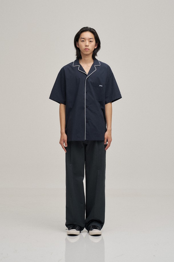 텐셀 파자마 셔츠 (네이비)는 부드러운 촉감의 텐셀 소재로 제작되어 편안한 착용감을 선사합니다. 세미 오버핏으로 제작되어 여유로운 실루엣을 연출하며, 캐주얼, 미니멀, 클래식 스타일을 모두 소화할 수 있습니다. 카라와 앞여밈 부분의 배색 파이핑, 등판 체인 스티치 디테일로 포인트를 더했습니다. 반소매 기장과 얇은 두께로 여름철 집콕룩, 동네 마실룩, 휴가룩 등 다양한 TPO에 활용하기 좋습니다. 네이비 컬러의 로고 패턴으로 심플하면서도 세련된 분위기를 연출합니다.
