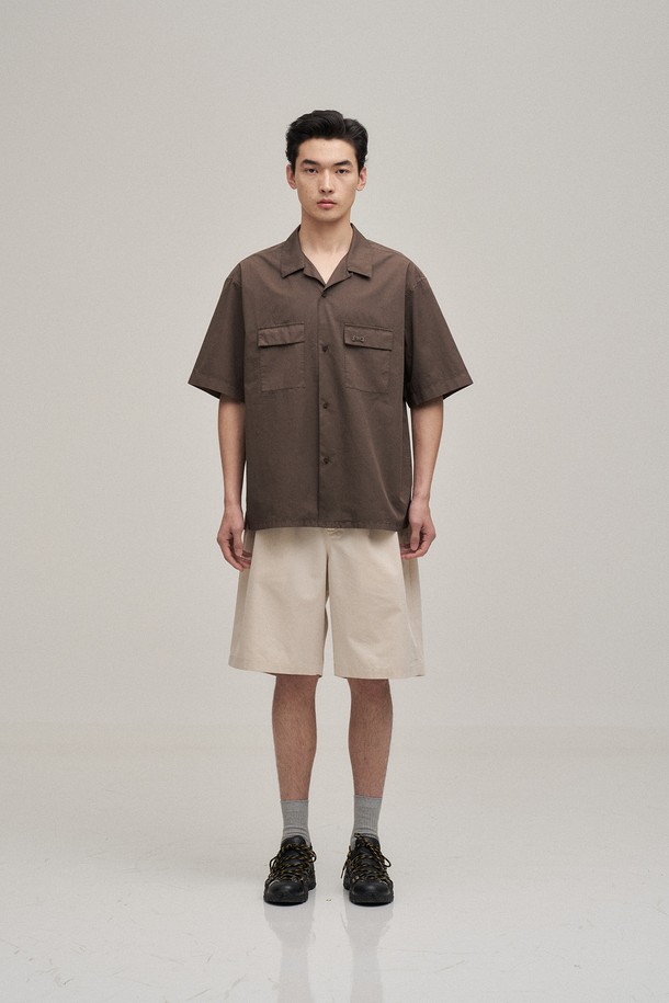 오픈 카라 오버다잉 셔츠 (Mild Brown)는 USA 코튼 100%의 60수 트윌 원단으로 제작되어 부드러운 착용감을 선사합니다. 밀드 브라운 컬러의 셔츠는 가먼트 다잉(Gament Dyeing) 공법으로 빈티지한 무드를 더했으며, 세미 오버핏으로 편안한 착용감을 제공합니다. 여름철, 오픈 카라 디자인과 얇은 두께감으로 시원하게 착용 가능하며, 데이트룩, 카페룩 등 다양한 TPO에 활용할 수 있습니다. 캐주얼, 미니멀, 클래식 스타일을 즐겨 입는 남성분들께 추천하는 아이템입니다.
