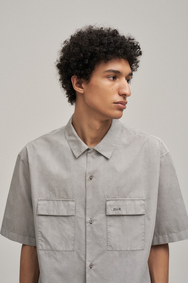 오픈 카라 오버다잉 셔츠 (더스티 그레이)는 남성용 셔츠로, 빈티지하면서도 베이직한 스타일을 연출합니다. 100% USA 코튼 60수 트윌 소재를 사용하여 얇고 가벼운 착용감을 선사하며, 가먼트 다잉 처리로 은은한 색감과 자연스러운 분위기를 더했습니다. 반소매 기장과 세미 오버핏으로 제작되어 여름철 데이트룩, 카페룩 등 캐주얼, 클래식, 미니멀 스타일을 모두 소화하기 좋습니다. 오픈 카라 디자인은 시원한 느낌을 주며, 레귤러 기장으로 어떤 하의와도 잘 어울립니다.
