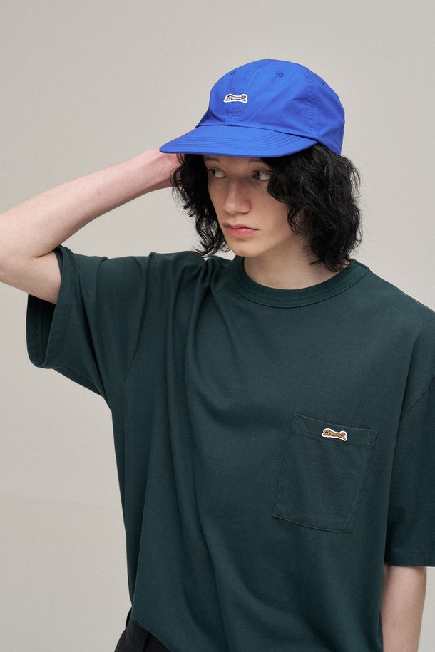 로얄 블루 컬러의 "서브라임" 볼캡입니다. 봄, 여름, 가을 계절에 착용하기 좋으며, 일상생활에서 캐주얼하게 연출하기 좋습니다. 호랑이 자수 와펜과 레터링 직자수가 포인트로, 챙 길이 7cm, 모자 깊이 10cm로 디자인되었습니다. 백 스트랩 끈으로 사이즈 조절이 가능하여 편안하게 착용할 수 있습니다. 동네 마실룩, 산책룩, 여행룩 등 다양한 TPO에 맞춰 캐주얼, 미니멀, 스트리트 스타일을 완성해보세요.
