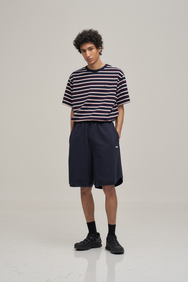 네이비 컬러의 클래식 스웻 쇼츠입니다. 부드러운 면 소재로 제작되어 편안한 착용감을 선사하며, 봄, 여름 시즌에 활용하기 좋습니다. 루즈핏과 오버핏으로 디자인되어 캐주얼하고 스포티한 스타일을 연출하며, 워싱 처리로 자연스러운 느낌을 더했습니다. 활동성을 높이는 사이드 슬릿 디테일이 돋보이며, 밴딩 처리된 허리 부분은 편안한 착용감을 제공합니다. 동네 마실룩, 여행룩, 집콕룩 등 다양한 TPO에 맞춰 미니멀하고 세련된 스타일을 완성해보세요.
