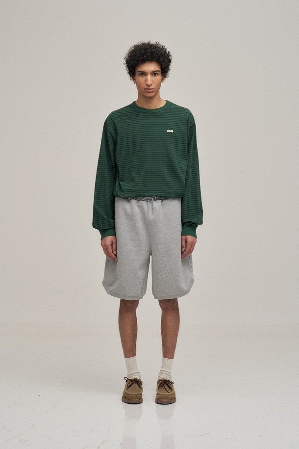 헤더 그레이 색상의 클래식 스웻 쇼츠입니다. 면 소재로 제작되어 부드러운 촉감을 선사하며, 중간 두께감으로 봄, 가을에 착용하기 좋습니다. 오버핏과 루즈핏으로 편안한 착용감을 제공하며, 밴딩 처리된 허리와 워싱 가공으로 자연스러운 멋을 더했습니다. 사이드 슬릿 디테일로 활동성을 높였으며, 캐주얼, 스포티, 미니멀 스타일을 연출하기에 적합합니다. Classic Applique sweatshirt와 함께 셋업으로 스타일리시하게 코디할 수 있습니다.
