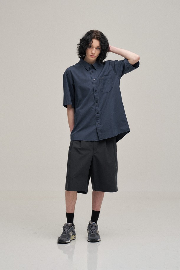 "Two Tuck Banded Shorts (Almost Black)"는 편안함과 스타일을 동시에 잡은 남성용 반바지입니다. 부드러운 촉감의 소재로 제작되어 여름철에도 시원하게 착용 가능하며, 루즈핏 와이드 실루엣으로 트렌디한 핏을 연출합니다. 투턱 디자인과 허리 밴딩 디테일로 편안한 착용감을 제공하며, YKK 지퍼를 사용하여 내구성을 높였습니다. 워싱 처리된 무지 블랙 컬러로 캐주얼, 미니멀, 클래식 등 다양한 스타일을 소화할 수 있으며, 동네 마실룩, 휴가룩, 바캉스룩에 제격입니다.
