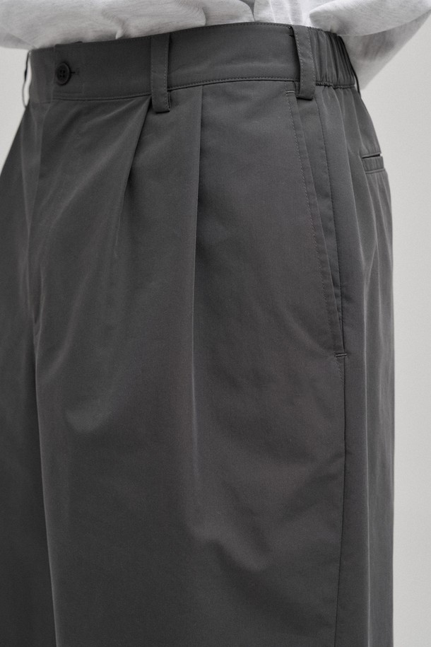 그래파이트 컬러의 투턱 밴딩 반바지입니다. 사각거리는 촉감의 여름용 남성 반바지로, 베이직하고 캐주얼한 스타일을 연출합니다. 와이드핏으로 편안함을 더했으며, YKK 지퍼와 워싱 처리를 통해 완성도를 높였습니다. 동네 마실룩이나 여행룩에 활용하기 좋으며, 캐주얼, 미니멀, 클래식 스타일을 즐기는 분들께 추천합니다.
