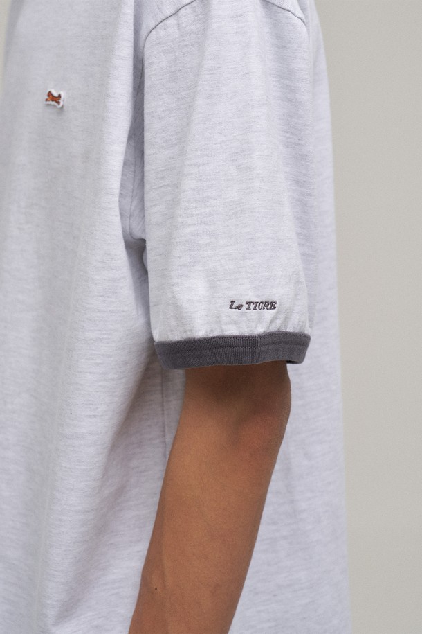 화이트 멜란지 컬러의 Classic Ringer 티셔츠입니다. 16수 코튼 100% 소재로 제작되어 부드러운 촉감과 구김이 적은 것이 특징입니다. 스탠다드핏에 라운드넥 디자인으로, 봄, 여름 시즌 일상에서 편안하게 착용하기 좋습니다. 세탁 후에도 복원력이 뛰어나며, 수축이나 변형이 적어 오랫동안 깔끔하게 입을 수 있습니다. 미니멀, 캐주얼, 클래식 스타일을 선호하는 남성분들께 동네 마실룩, 카페룩으로 추천합니다.
