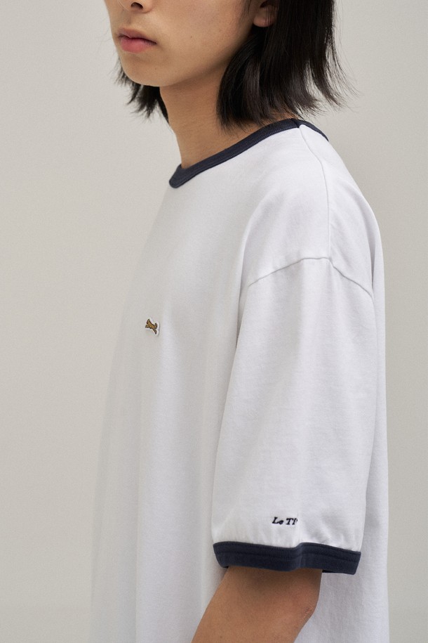 오프 화이트 색상의 클래식 링거 티셔츠입니다. 16수 코튼 100% 소재로 제작되어 부드러운 촉감과 편안한 착용감을 선사하며, 일상복으로 활용하기 좋습니다. 스탠다드핏에 레귤러 기장으로, 남녀 모두에게 잘 어울리는 디자인입니다. 구김이 적고, 세탁 후에도 복원력이 뛰어나며, 수축 및 변형 걱정 없이 오랫동안 즐겨 입을 수 있습니다. 캐주얼 및 미니멀 스타일을 선호하는 분들께 추천하며, 동네 마실룩이나 여행룩으로 활용하기 좋습니다.
