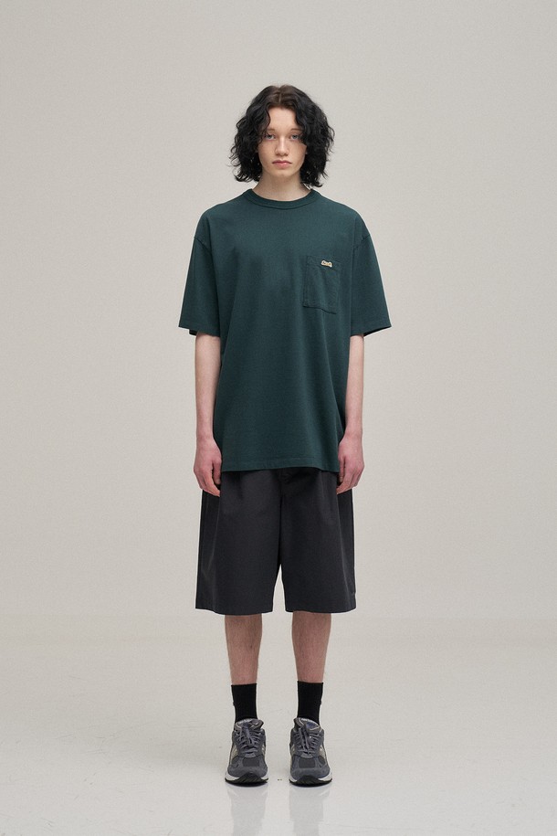 포레스트 컬러의 클래식 포켓 티셔츠입니다. 16수 코튼 100% 소재로 제작되어 부드러운 촉감과 편안한 착용감을 선사합니다. 구김이 적고 세탁 후 복원력이 뛰어나며, 수축이나 변형 없이 오랫동안 깔끔하게 유지됩니다. 스탠다드핏과 라운드넥 디자인으로 어떤 스타일에도 잘 어울리는 베이직하고 캐주얼한 아이템입니다. 톤온톤 포레스트 그린 컬러는 일상은 물론 동네 마실룩에도 자연스럽게 녹아듭니다.

