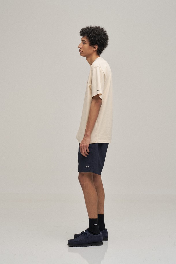 아이보리 컬러의 "클래식 포켓 티셔츠"입니다. 남성용 티셔츠로, 봄과 여름에 가볍게 입기 좋습니다. 베이직하고 캐주얼한 스타일로 데이트룩, 동네 마실룩 등 다양한 TPO에 활용할 수 있습니다. 면 소재로 제작되어 부드러운 착용감을 느낄 수 있으며, 스탠다드 핏으로 편안하게 착용 가능합니다. 라운드넥 반소매 디자인에 포켓 디테일을 더해 실용성을 높였으며, 구김이 적고 복원력이 뛰어납니다. 캐주얼, 미니멀, 클래식 스타일을 즐겨 입는 분들께 추천합니다.
