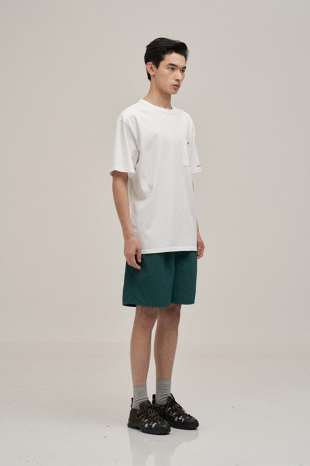 클래식 포켓 티셔츠 (오프 화이트)는 베이직하고 캐주얼한 스타일을 선호하는 남성 고객을 위한 데일리 티셔츠입니다. 부드러운 촉감의 16수 면 100% 소재로 제작되어 편안한 착용감을 제공하며, 봄, 여름 시즌에 적합합니다. 스탠다드핏 라운드넥 디자인에 무지 패턴으로 깔끔함을 더했으며, 포켓 디테일이 포인트입니다. 구김이 적고 세탁 후 복원력이 뛰어나 실용적이며, 수축이나 변형 걱정 없이 오래 입을 수 있습니다. 동네 마실룩, 카페룩 등 편안한 스타일 연출에 제격입니다.
