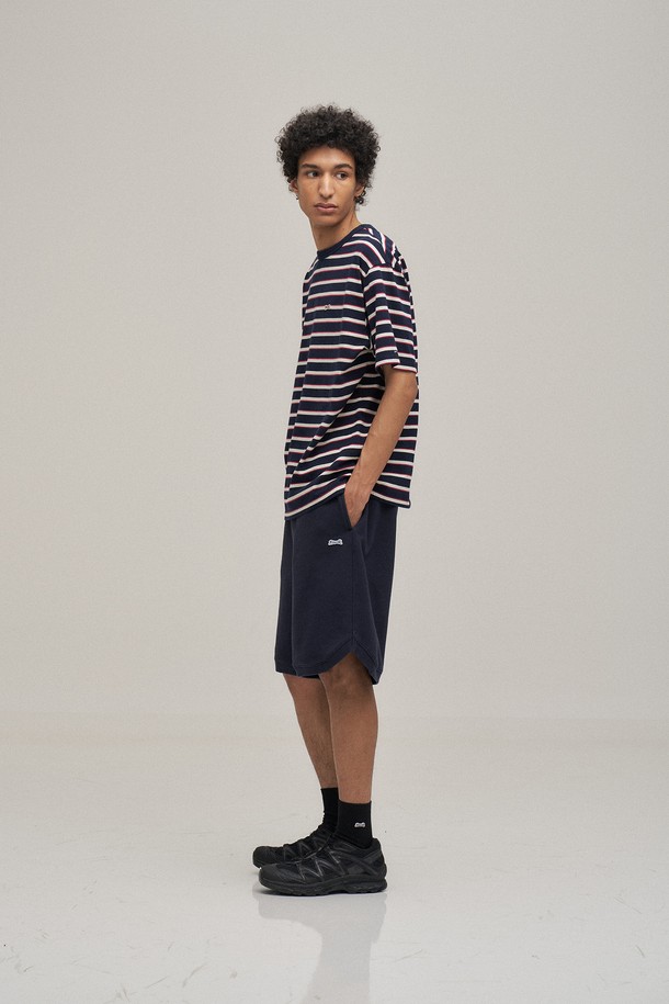 네이비 컬러의 멀티 스트라이프 패턴이 돋보이는 남성용 반팔 티셔츠입니다. 면 100% 소재로 제작되어 부드러운 촉감을 선사하며, 얇은 두께감으로 봄, 여름 시즌에 시원하게 착용하기 좋습니다. 스탠다드핏으로 편안한 착용감을 제공하며, 라운드넥 디자인으로 어떤 스타일에도 잘 어울립니다. 워싱 처리로 자연스러운 멋을 더했으며, 레이어드하여 다양한 스타일을 연출할 수 있습니다. 산책룩, 여행룩 등 캐주얼하고 스포티한 스타일을 즐겨보세요.
