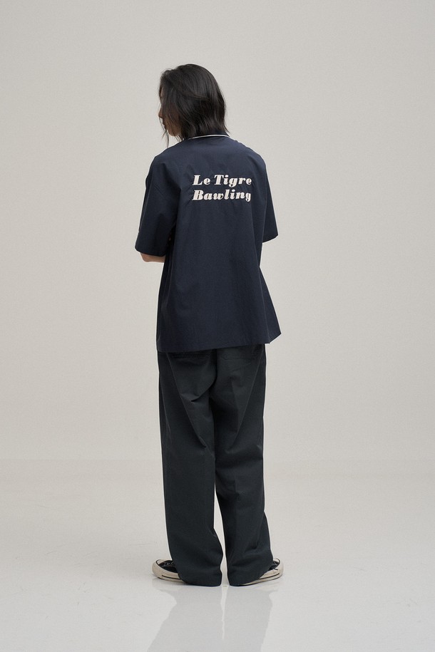 텐셀 파자마 셔츠 (네이비)는 부드러운 촉감의 텐셀 소재로 제작되어 편안한 착용감을 선사합니다. 세미 오버핏으로 제작되어 여유로운 실루엣을 연출하며, 캐주얼, 미니멀, 클래식 스타일을 모두 소화할 수 있습니다. 카라와 앞여밈 부분의 배색 파이핑, 등판 체인 스티치 디테일로 포인트를 더했습니다. 반소매 기장과 얇은 두께로 여름철 집콕룩, 동네 마실룩, 휴가룩 등 다양한 TPO에 활용하기 좋습니다. 네이비 컬러의 로고 패턴으로 심플하면서도 세련된 분위기를 연출합니다.
