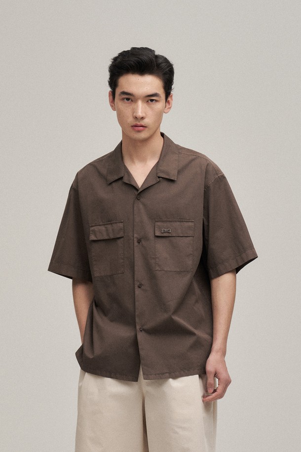 오픈 카라 오버다잉 셔츠 (Mild Brown)는 USA 코튼 100%의 60수 트윌 원단으로 제작되어 부드러운 착용감을 선사합니다. 밀드 브라운 컬러의 셔츠는 가먼트 다잉(Gament Dyeing) 공법으로 빈티지한 무드를 더했으며, 세미 오버핏으로 편안한 착용감을 제공합니다. 여름철, 오픈 카라 디자인과 얇은 두께감으로 시원하게 착용 가능하며, 데이트룩, 카페룩 등 다양한 TPO에 활용할 수 있습니다. 캐주얼, 미니멀, 클래식 스타일을 즐겨 입는 남성분들께 추천하는 아이템입니다.
