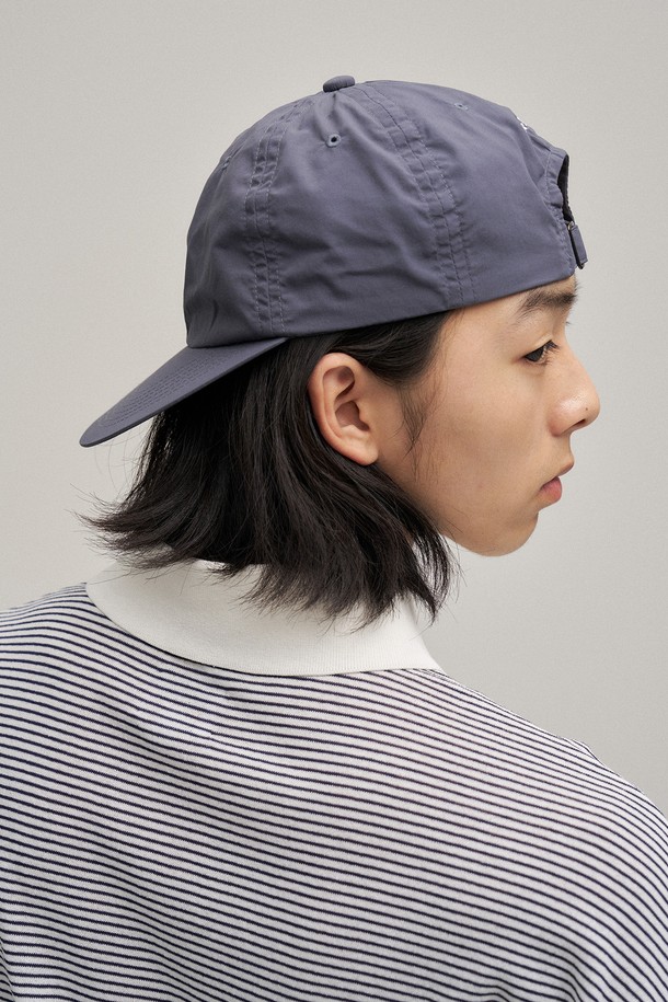 "Sublime(서브라임)" 볼캡 (차콜)입니다. 가볍고 시원한 착용감을 선사하는 나일론 소재로 제작되었으며, 봄, 여름, 가을, 삼계절 모두 활용 가능합니다. 르티그레 호랑이 자수 와펜과 레터링 직자수 디테일이 돋보이며, 백 스트랩으로 사이즈 조절이 용이합니다. 모자 깊이 10cm, 챙 길이 7cm로 제작되었으며, 캐주얼, 미니멀, 스트리트 스타일을 즐겨 입는 분들께 동네 마실룩, 산책룩으로 추천합니다.
